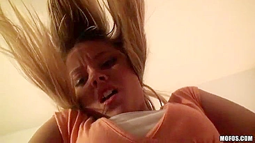 Loira Alexis Monroe sozinha usa vibrador pra esguichar