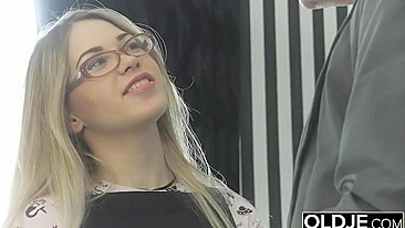 Gata chupa e fode com coroa em várias posições