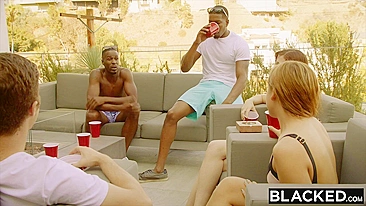 Dois negões aliviam tédio da MILF peituda com foda quente