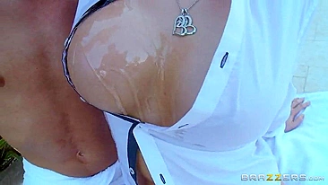 Cara excitado oleia Kagney Linn Carter e ela senta na cara dele