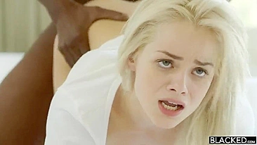 Estudante fofa leva rola preta do irmão da amiga