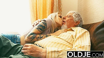 Pau do amante velho capturado pela bucetinha fofa da tatuada Arteya Dee