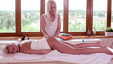 Gata linda enfia dedos na buceta de Ashley Love