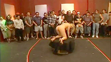 Grupo de 30 caras goza na boca da loira e ela engole tudo