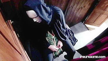 Padre seduz loirinha jovem e mete na cabine de confissão