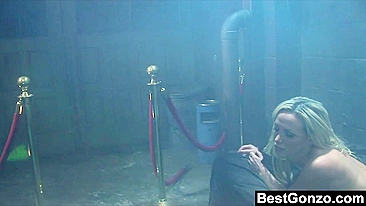 Safado Evan Stone fode puta morena Penny Flame com força e goza na bunda dela