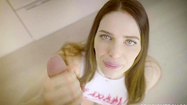 Morena Reislin é estrela XXX que arrasa no boquete alucinante. #XXX #TeamSkeet