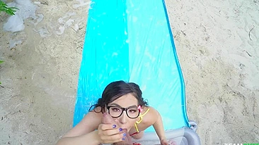 Mina Moon de óculos mama pau e lambe bolas como pro. #XXX #TeamSkeet