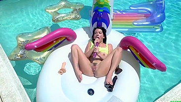 Riley Jean se masturbando com consolo na piscina. #XXX #TeamSkeet