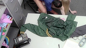 Loira Emma Starletto é estrela XXX que adora foder forte no chão.