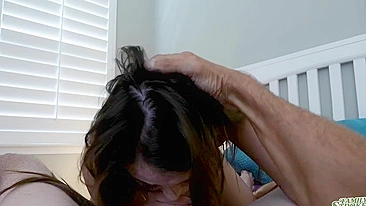 Morena burra chupa pau do padrasto com tesão antes de levar rola