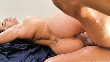 Indica Flower peituda tem a buceta raspadinha fodida por consolo grande. #XXX #TeamSkeet