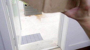 Adrian Maya é uma vadia XXX que ama chupar rola.