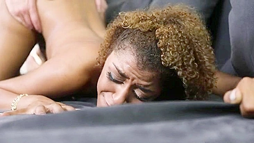 Vídeo pornô da Milu Blaze levando pica forte por trás.