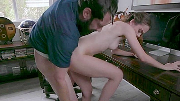 Teen Lily Glee leva surra XXX na buceta na mesa. #XXX #TeamSkeet