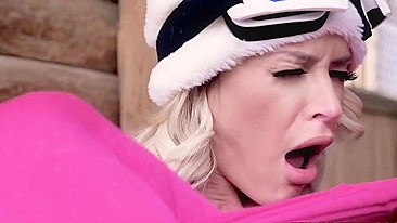 Emma Hix é uma vadia safada que ama chupar rola. #XXX #TeamSkeet