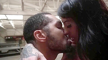 Dupla pornô da milf tatuada Jessie Lee e seu negão fodedor