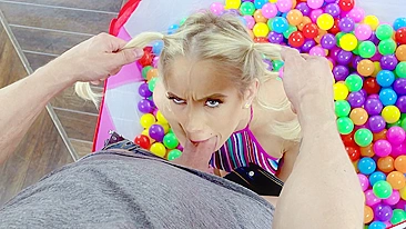 Loirinha teen canadense Sky Pierce mama pau pornô entre bolas coloridas