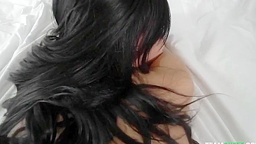 Morena gata tem caso safado com parceiro forte de quatro