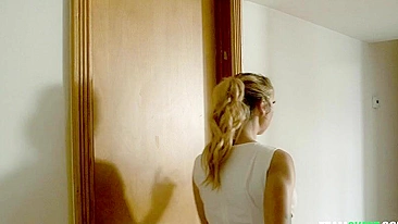 Safada XXX vê morena chupando o pau do cara com tesão