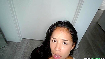 No chão, latina novinha se masturba até levar gozada na cara