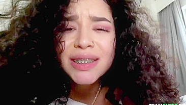 Agente fode latina cacheada de quatro em clipe POV