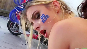 Loira nua cavalga pau duro do namorado no quintal em POV