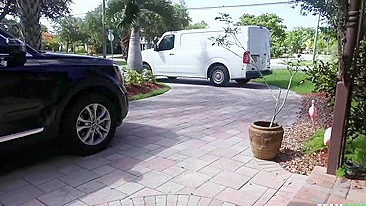 Loirinha cheerleader tentadora chupa pica ao ar livre em POV