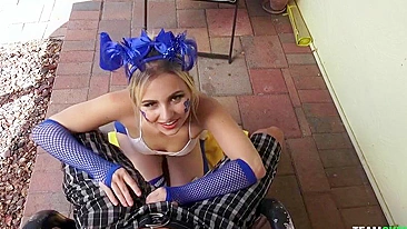 Loirinha cheerleader tentadora chupa pica ao ar livre em POV