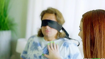 Mãe e enteada ruiva chupam juntas uma pica grossa e dura