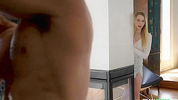 Beleza adorável se toca espiando ator porno no chuveiro