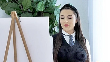 Artista jovem perde o controle pintando modelo nu XXX em casa