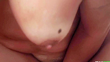 Latina safada de tetas duras senta e engasga no pau