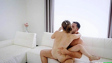 Bucetinha faminta da novinha fofa engole pauzão XXX do macho