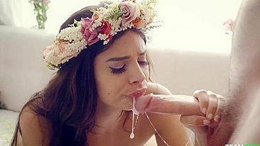 Latinazinha natural baba no pauzão gigante durante boquete