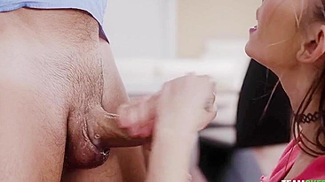 Cara filma modelo vestida chupando XXX na cozinha do estúdio pornô