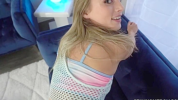 Modelo XXX de top colorido dá a buceta pro câmera sortudo