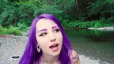 Emo excitada adora gozada na cara em pornô ao ar livre