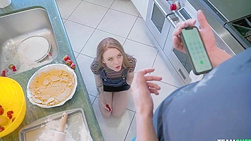 Ninfeta miúda agrada meio-irmão alto com boquete XXX na cozinha