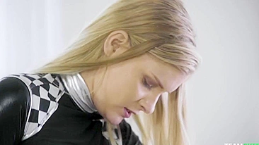 Loirinha petite quica a bundinha na rola impressionante