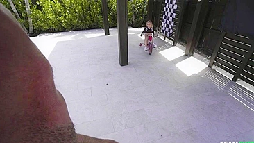 Loirinha ciclista novinha chupa rola XXX do cara na garagem