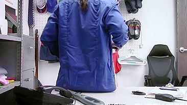 Segurança safado curte boquete da loira ladra pelada