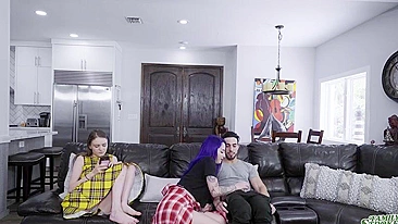 Novinha gata filma amiga safada mamando rola do sortudo