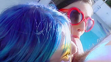 Duas gatas nuas mamam pau latejante XXX à beira da piscina