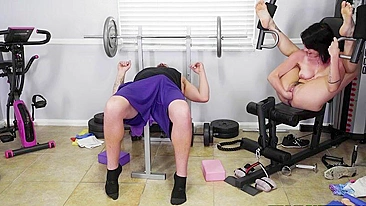 Vadia nua pervertida soca punho na buceta molhada XXX na academia