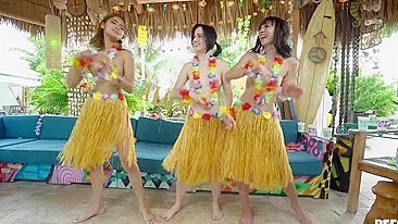 Três novinhas brincam com as bucetinhas doces no pátio