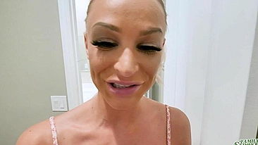 Magrela canadense entra na banheira e chupa pauzão XXX