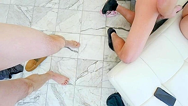 Putinha miúda punheta pau enquanto tem xota XXX arrombada em ménage