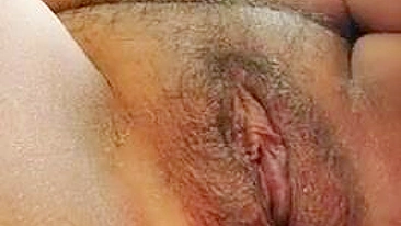 Mãe árabe safada filma se masturbando na buceta e no cu com brinquedo