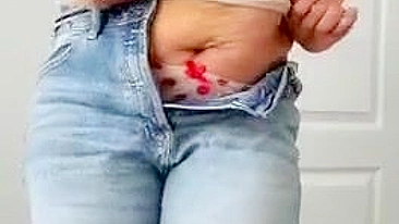 Beleza árabe curvilínea tira a roupa mostrando curvas suculentas